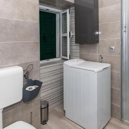 1 Bedroom In Διαμέρισμα *