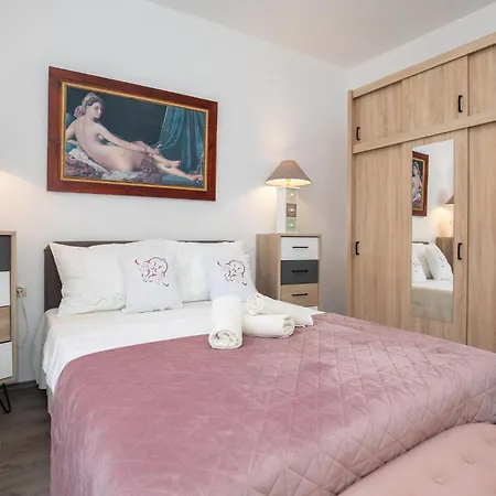 1 Bedroom In Apartment