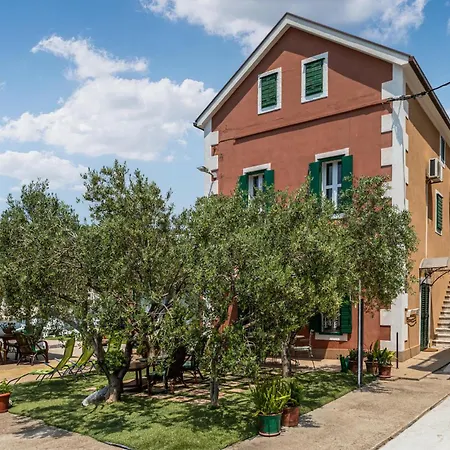 1 Bedroom Awesome In * Blace